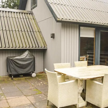 Three-bedroom Holiday In בית נופש